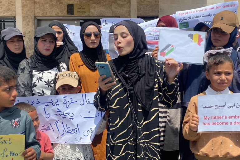 المتحدثة باسم الزوجات العالقات هديل حبيب تلقي كلمة أمام تظاهرة تطالب بالإجلاء ولم الشمل