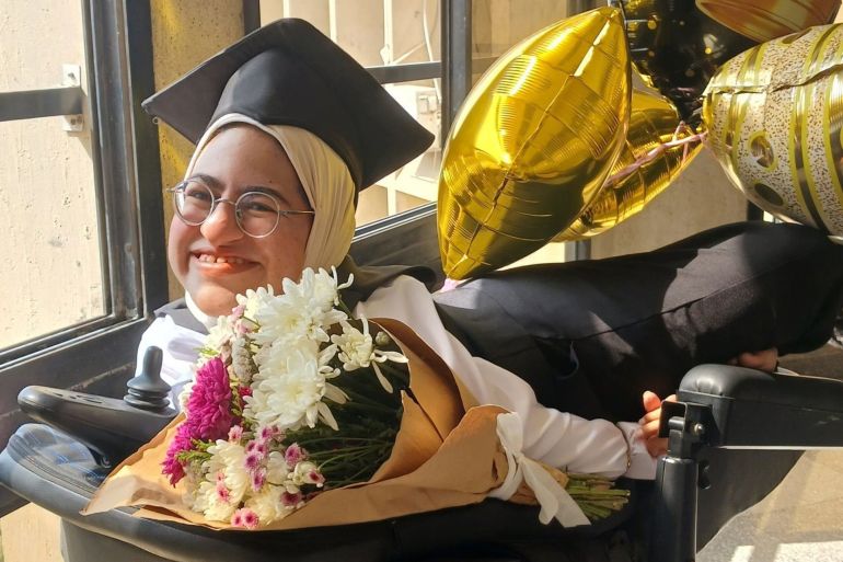 2-1780821835 تستعد صفاء للتخرج في كلية الإعلام جامعة القاهرة وقد اختارت التخصص في قسم الإذاعة والتلفزيون حيث تعشق العمل الإذاعي