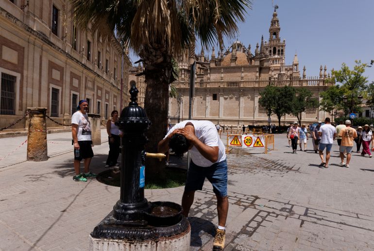 2282104260-1782116873 SEVILLE, SPAIN - JUNE 21: A man cools himself at a public fountain on June 21, 2026 in Seville, Spain. Western Europe is facing its second major heatwave of 2026, driven by a high-pressure system known as a "heat dome" that is drawing hot air from North Africa across the region. Temperatures are forecast to rise above 40°C in some areas. (Photo by Marcelo del Pozo/Getty Images) (غيتي إيميجز)