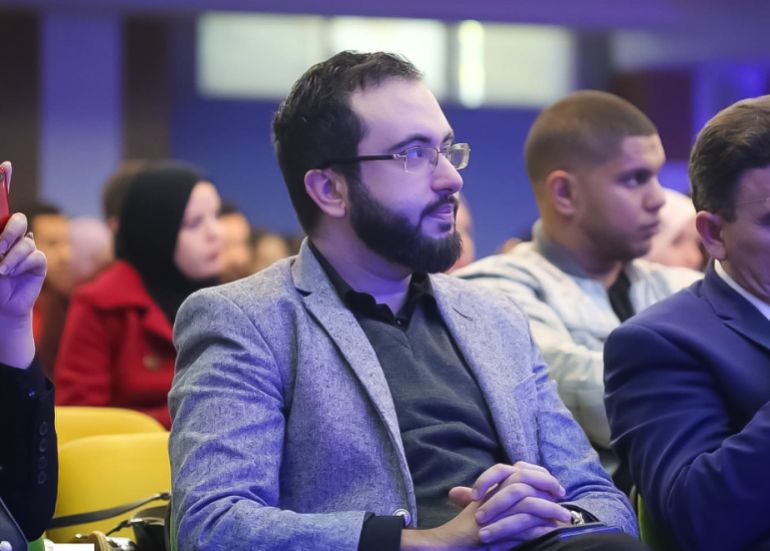 3-jpg-1781430064 يرى الأسود أن المؤسسات التي تربط الأنظمة الوكيلة بقواعد بيانات حساسة أو أنظمة مالية لا تستطيع التخلي عن الإنسان بوصفه "صمام أمان" قانونيا وأخلاقيا أمام الجهات الرقابية.(صورة أرسلها لنا حسام الدين الأسود)
