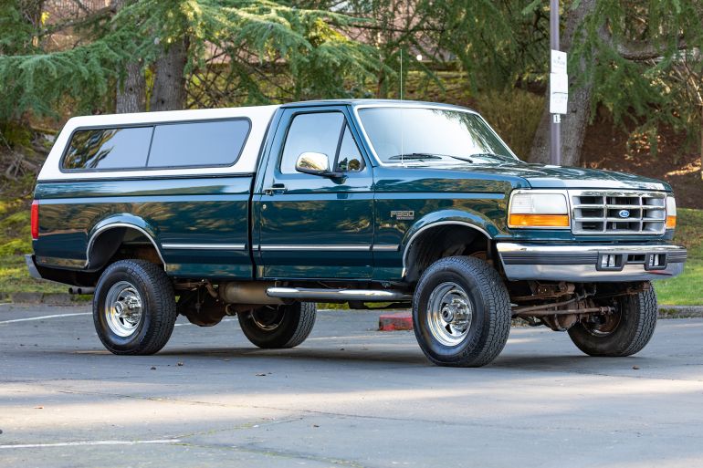 312ds-1780833370 Portland, OR, USA - Jan 22, 2022 - 1997 Dark Green Ford F-350 XLT pickup truck American 4X4 SUV off-road vehicle exterior