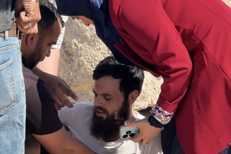 "الأسرى بيصلوا وهم متغطيين عشان ما حدا يشوف دمعتهم"