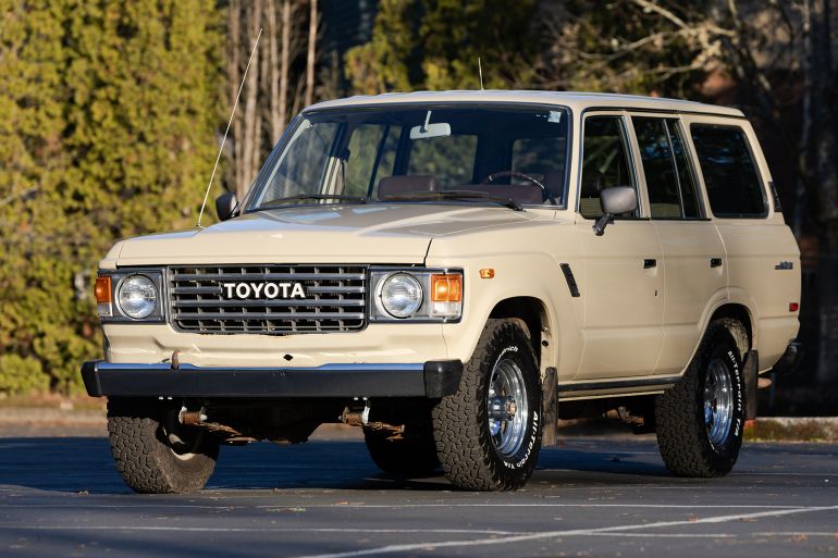 321ds-1780833372 Beaverton, OR, USA - Jan 26, 2022 - 1982 classic old vintage Toyota Land Cruiser Japanese offroad vehicle exterior