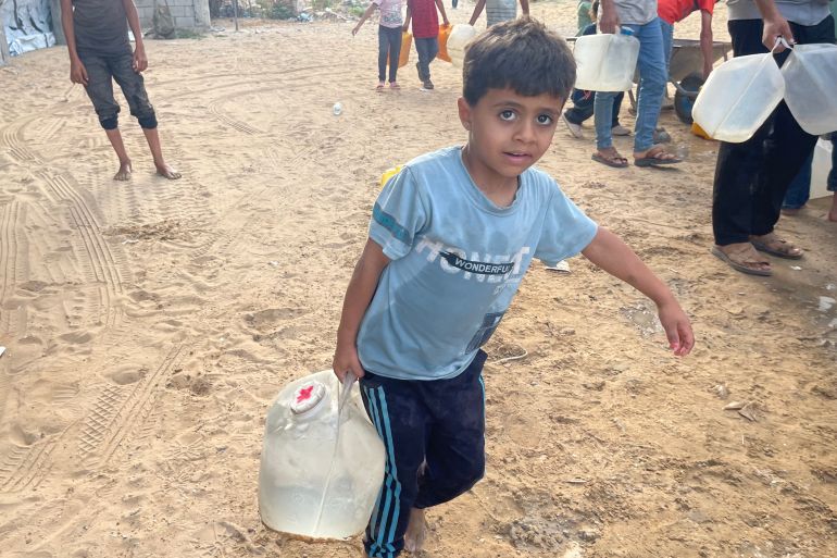 معدل استهلاك الفرد في غزة من الماء حاليا بين 5 إلى 10 لترات فقط (الجزيرة)