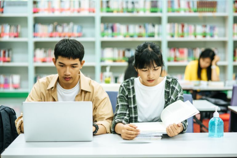 3schools-in-japan-1781604176 Women read books and men use laptops to search for books in libraries. freepik