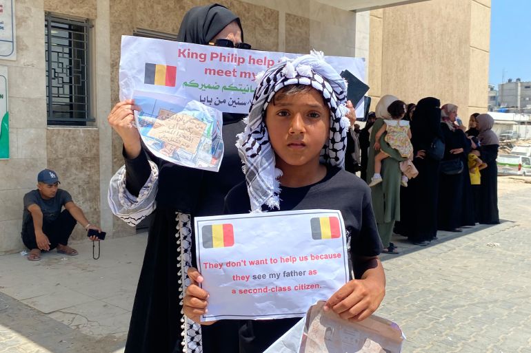 الطفل عبد الرحمن أبو طير يرفع لافتة تطالب بلجيكا بإجلائه وأسرته ولم شملهم مع والده
