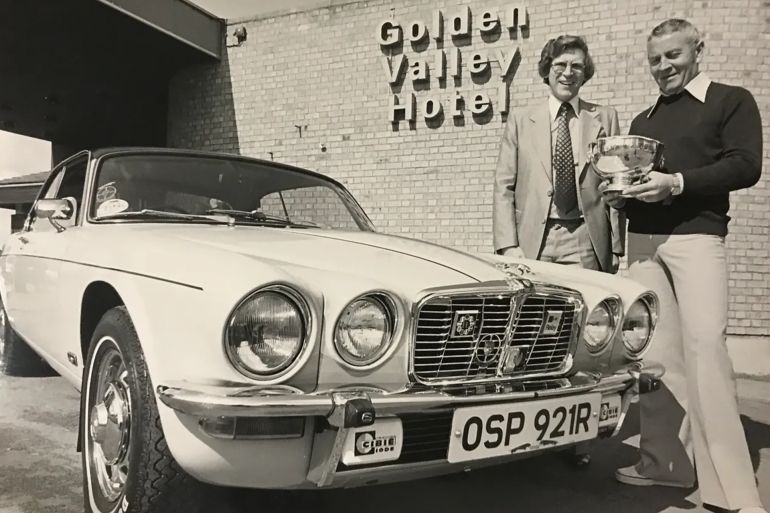 4-1780826880 مالكولم ساير مع سيارة Jaguar E-Type المصدر E-Type America