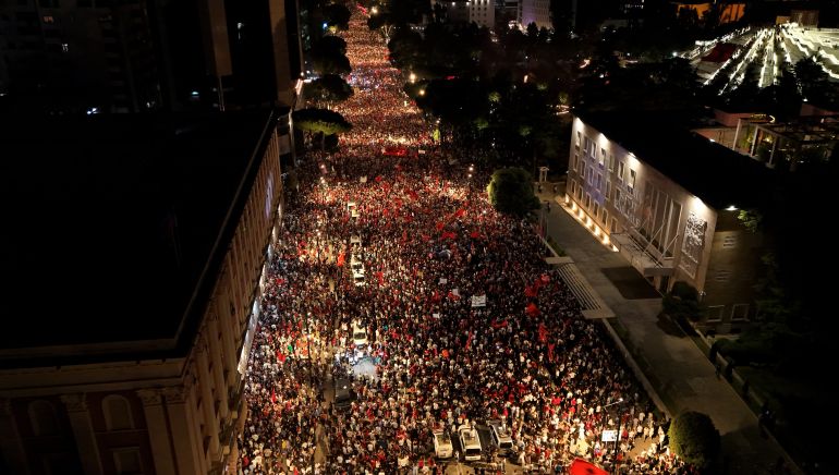 41735723-1782018324 Protests against Zvernec tourism project continue in Tirana- - TIRANA, ALBANIA - JUNE 20: Demonstrators gather in Tirana to protest a planned tourism project in the Zvernec area of the coastal city of Vlora, as protests enter their 21st consecutive day in Albania on June 20, 2026. A large number of people took part in the rally held in the Albanian capital under the slogan “Albania is not for sale,” expressing opposition to the proposed development project in Zvernec. (وكالة الأناضول)