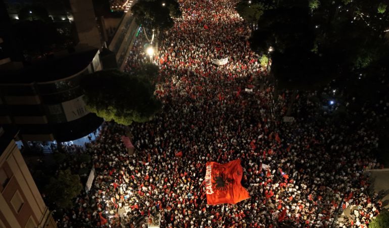 41735726-1782018406 Protests against Zvernec tourism project continue in Tirana- - TIRANA, ALBANIA - JUNE 20: Demonstrators gather in Tirana to protest a planned tourism project in the Zvernec area of the coastal city of Vlora, as protests enter their 21st consecutive day in Albania on June 20, 2026. A large number of people took part in the rally held in the Albanian capital under the slogan “Albania is not for sale,” expressing opposition to the proposed development project in Zvernec. (وكالة الأناضول)