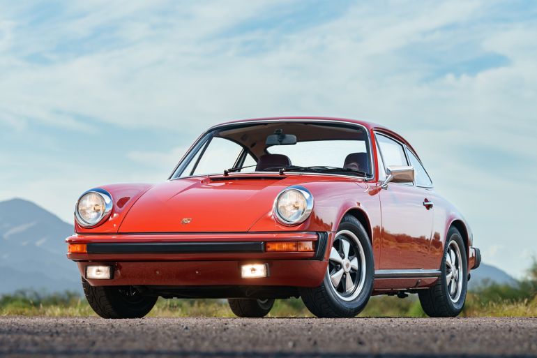 465fs-1780833374 Phoenix, AZ, USA May 4, 2025 1974 Porsche 911 parked showing the front of the car