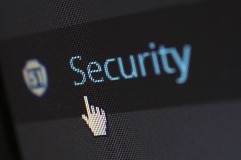تشير واتسون إلى أن المنافسة تؤثر على سرعة إطلاق النماذج، لكن القرار يبقى محكومًا بمعضلة الحذر والسبق التنافسي