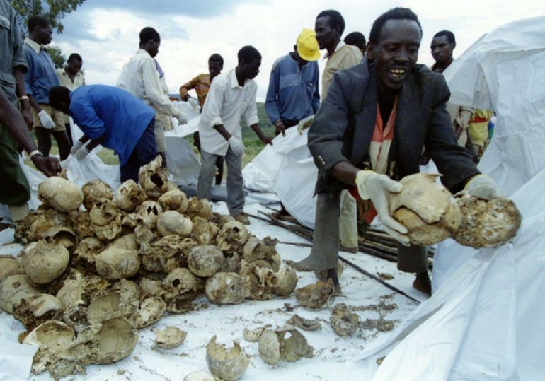 545456-1748205377 المنطقة الرمادية - بيبا لوتن FILE PHOTO 4APR95 - Rwandans place the skulls of several hundred Tutsi civilians into bags after a memorial for approximately 12,000 Tutsi massacred by Hutu militia in and around the western town of Kaduha. Rwandan jails are packed with about 130,000 prisoners, overwhelmingly Hutus, awaiting trial for the genocide of 800,000 Tutsis and moderate Hutus in a three-month period in 1994. The Rwandan government, brushing aside international appeals for clemency led by Pope John Paul, went ahead on Friday with the execution of 22 prisoners, the first convicts found guilty of the killings. REUTERS