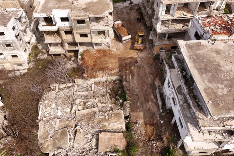 5syria-1781090867 عمل فرق الدفاع المدني السوري في وزارة الطوارئ وإدارة الكوارث بمشروع إزالة الأنقاض في جبل الأكراد في ريف اللاذقية الدفاع المدني السوري