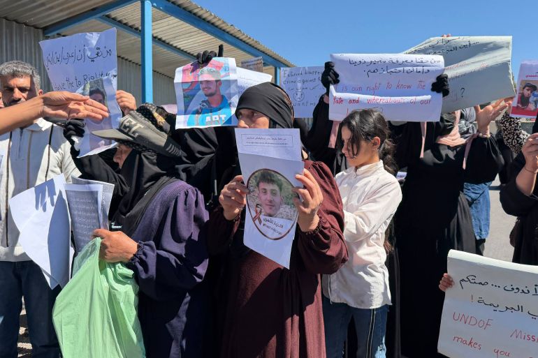 وقفة احتجاجية لأهالي المعتقلين لدى الاحتلال الإسرائيلي امام نقطة لقوات فض الاشتباك الأممية (الأندوف) في قرية نبع الفوار بريف القنيطرة. الموقع: سوريا ـ ريف القنيطرة المصدر: سوريا الآن