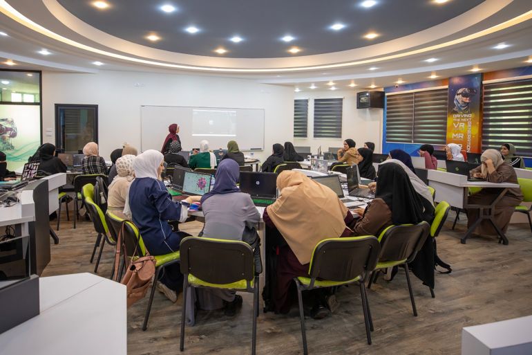 6- غزة – إحدى قاعات التدريب الذكية التابعة لحاضنة "يوكاس" التكنولوجية، والتي كانت تشكل بيئة متكاملة لتأهيل الشباب وتمكينهم من دخول سوق العمل الرقمي. 02/06/2026، إياد القطراوي، (الجزيرة)