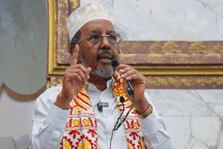 المصدر: حساب Villa Somalia على إكس عقب أداء صلاة عيد الأضحى المبارك في مسجد التضامن بالعاصمة مقديشو، خرج الرئيس الصومالي حسن شيخ محمود ليتحدث إلى شعبه وكان طبيعيا أن يتركز الاهتمام حول حديث الساعة في هذه البلاد. https://x.com/TheVillaSomalia/status/2059594569742741556?s=20