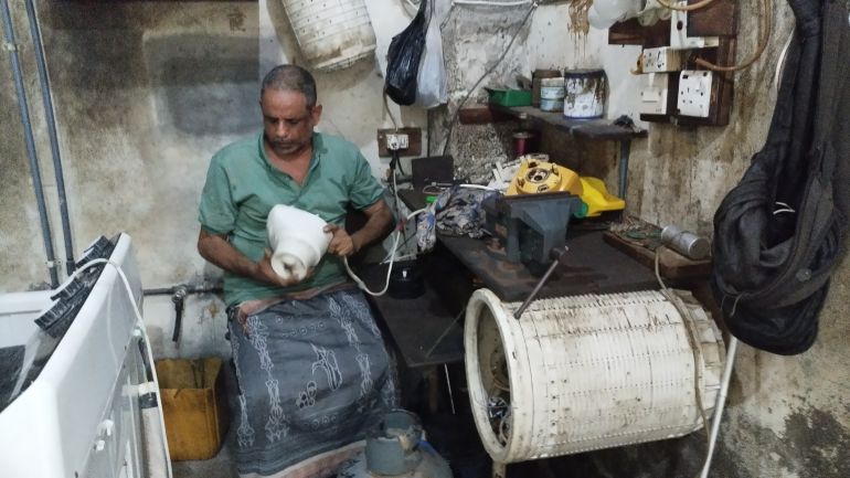 6543-2-1780909844 لطفي عمر داخل ورشته بعدن يصلح الأجهزة باللمس والسمع (الجزيرة) (5)