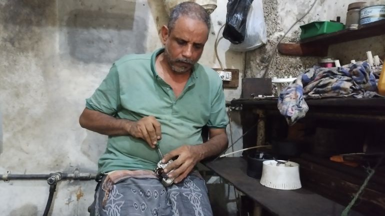 6543-3-1780909847 لطفي عمر داخل ورشته بعدن يصلح الأجهزة باللمس والسمع (الجزيرة) (3)