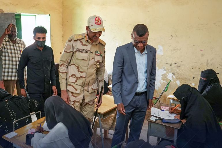 حميدتي يتفقد مدرسة للطالبات في نيالا في أول يوم لامتحانات الشهادة الثانية @ تحالف تاسيس