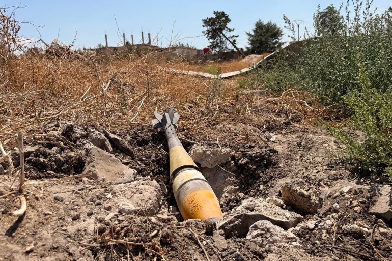 قذيفة هاون إسرائيلية غير منفجرة من مخلفات القصف على قرية عابدين بريف درعا