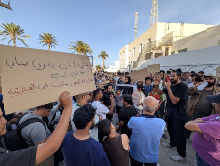 6y6-1780819604 تميزت المظاهرات بتنوع الفئات الاجتماعية في حالة اجماع على ايجاد حلول جذرية لازمة المجمع الكيميائي ( المصدر _ خاص الجزيرة ).jpg