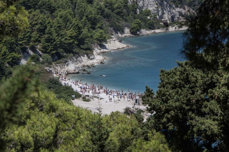Visitors on the beach on Sazan Island.زوار على شاطئ جزيرة سازان، التي تُعد أكبر جزيرة في ألبانيا (غيتي)