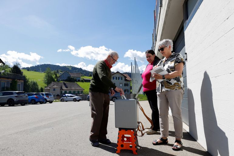789h7-1781462515 People vote in front of the school on a plan backed by the right-wing Swiss People's Party (SVP) to limit population growth to 10 million inhabitants, in Hundwil, Switzerland, June 14, 2026. REUTERS/Michaela Stache