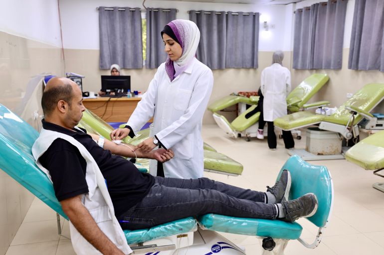 فلسطين- غزة- مستشفى الشفاء قسم بنك الدم 10/06/2026 إسراء الرّملي خاص بالجزيرة نت، المتبرع الدوري بالدم يوسف أبو حلبية، الذي يتبرع كل 3 أشهر، مستحضرًا شعوره بالقرب من أبناء شعبه والمساهمة في إنقاذ حياتهم، كما يستذكر قسوة فترة المجاعة في غزة، حين حالت حالته الجسدية ونقص التغذية دون قدرته على التبرع.