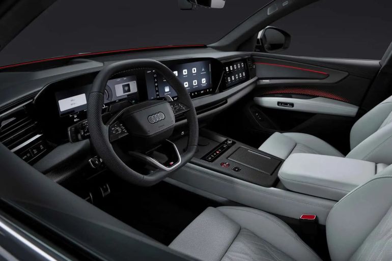 86987u-1781274816 تضم مقصورة أودي Q9 شاشة رقمية للسائق قياس 11.9 بوصة، وشاشة مركزية قياس 14.5 بوصة، إضافة إلى شاشة للراكب الأمامي (أودي)