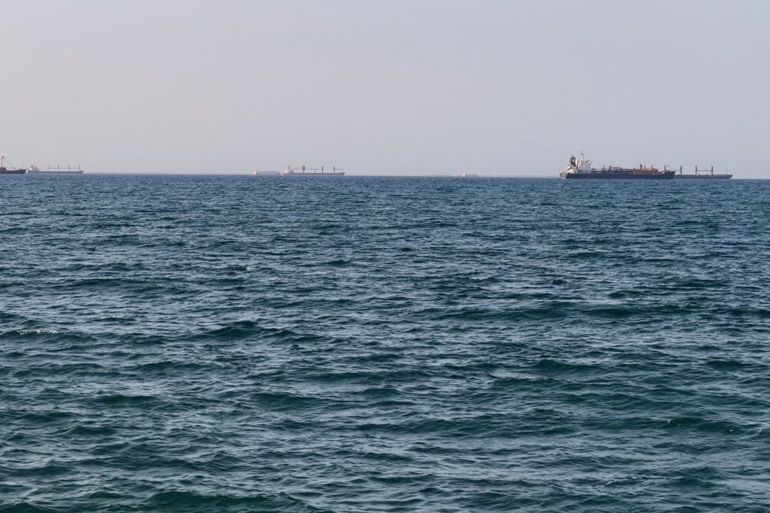 السفن في السواحل الجيبوتي تترقب وقف اطلاق النار وانهاء الحرب بين امريكا وايران