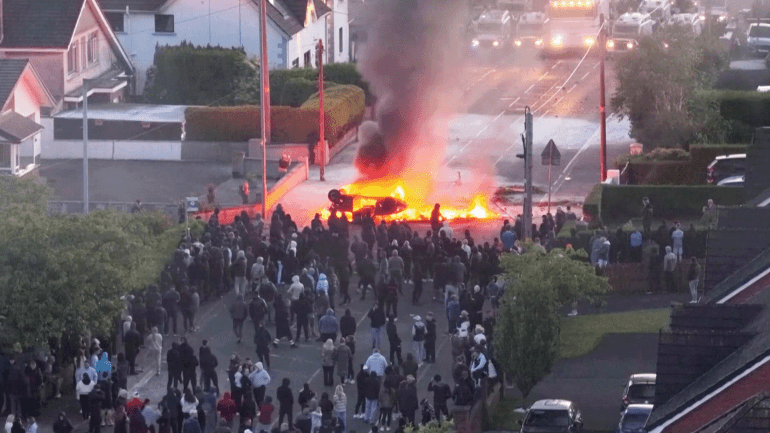 9879-1781377683-1 صورة من فيديو بعنوان: ما ردود الفعل في بلفاست بعد حادثة الطعن التي قام بها لاجئ؟.. قراءة تحليلية في ما وراء الخبر