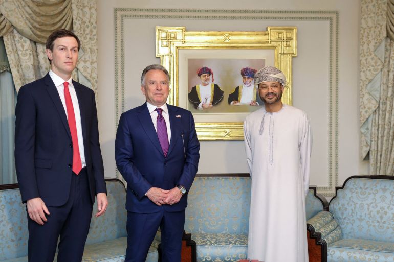 afp_698628aa0e57-1770399914 المبعوث الأمريكي الخاص ستيف ويتكوف (وسط)، إلى جانب جاريد كوشنر ووزير الخارجية العماني بدر بن حمد البوسعيدي خلال اجتماع في مسقط.