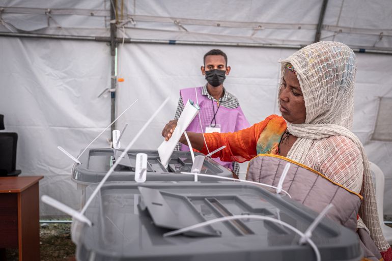 afp_6a1d6b5a05c4-1780312922 A voter casts her ballot assisted by National Election Board of Ethiopia (NEBE) officials at Beshale Katla polling station in Addis Ababa, on June 1, 2026, during the 2026 Ethiopian parliamentary elections.
