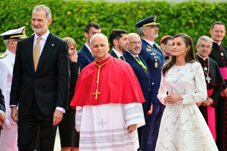 afp_6a23ddc2b36d-1780735426-1 Spain's Felipe VI and Queen Letizia welcome Pope Leo XIV upon his arrival at Madrid Barajas international airport to Madrid on June 6, 2026.