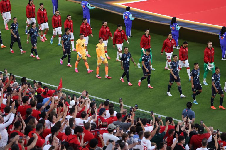 afp_6a3ec59674a5-1782498710 SANTA CLARA, CALIFORNIA - JUNE 19: The two teams enter the field as fans take pictures on their smart phone during the FIFA World Cup 2026 Group D match between Türkiye and Paraguay at San Francisco Bay Area Stadium on June 19, 2026 in Santa Clara, California. Stu Forster/Getty Images/AFP (Photo by Stu Forster / GETTY IMAGES NORTH AMERICA / Getty Images via AFP)