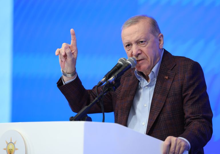 قال الرئيس التركي رجب طيب أردوغان إن "الأيديولوجية الصهيونية القائمة على الإبادة الجماعية والاحتلال والتوسع"، لا تستهدفه فقط شخصيا ولا حزب العدالة والتنمية ولا "تحالف الجمهور" فحسب، بل تستهدف الجميع في تركيا. جاء ذلك في كلمة ألقاها، السبت، خلال فعالية لحزبه العدالة والتنمية في ولاية صقاريا، شمال غربي البلاد. ( TCCB / Mustafa Kamacı - وكالة الأناضول )
