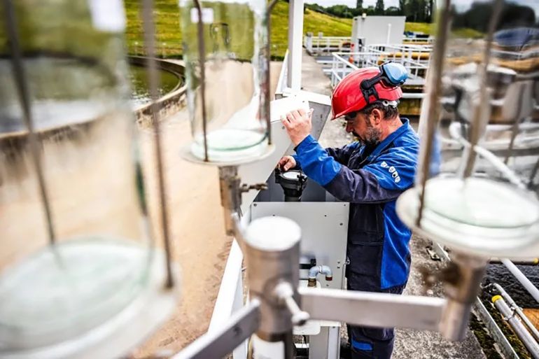asfasd-1782203420 Employees of the Hollandse Delta Water Authority install equipment to measure PFAS substances in the water in Dordrecht on June 4, 2026. Dordrecht and the surrounding area are contaminated with the substance PFOA, one of the many PFAS substances, due to emissions from the chemical plant Chemours, formerly DuPont. (Photo by Jeffrey Groeneweg / ANP / AFP via Getty Images) / Netherlands OUT