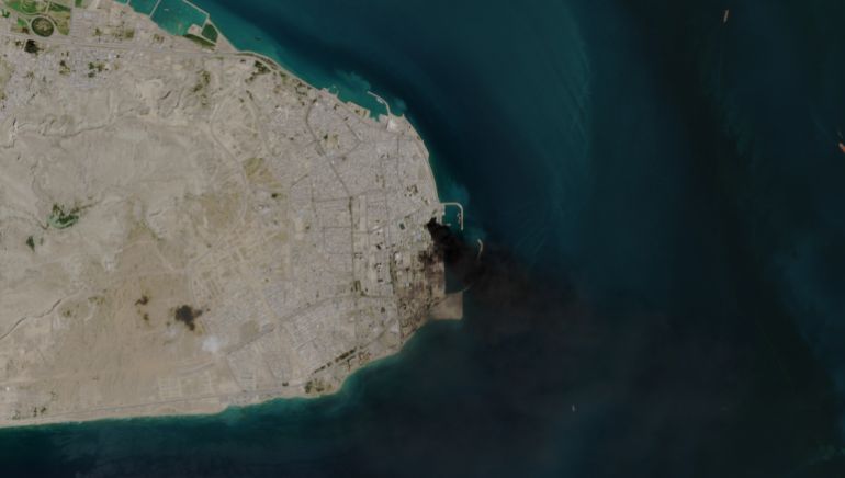 d982-1775280827 صور أقمار صناعية تظهر تصاعد الدخان من ميناء بجزيرة قشم الإيرانية (سينتنال2)
