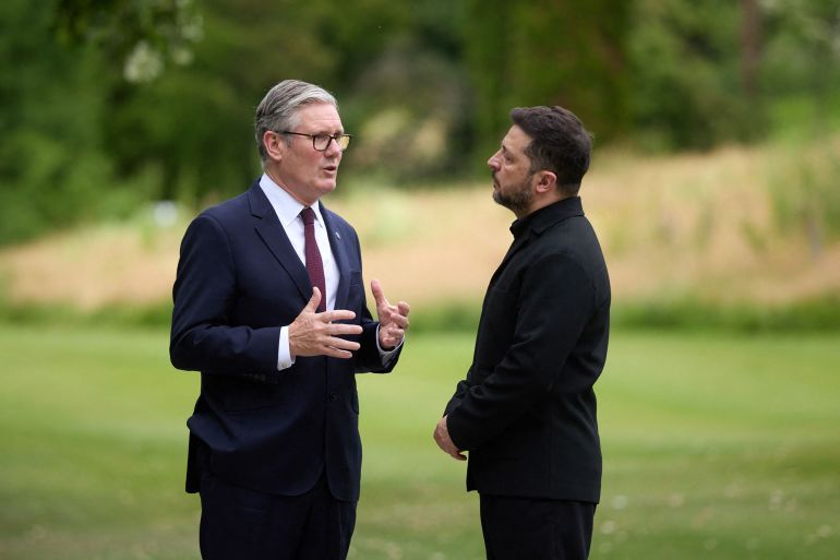 doc-b7bp463-1781642406 In this handout photograph taken and released by the Ukrainian Presidential Press Service on June 16, 2026, Britain's Prime Minister Keir Starmer (L) meets with Ukraine's President Volodymyr Zelensky on the sideline of the G7 summit, in Evian, eastern France. A G7 summit is set to take place June 15 to 17 in the French town of Evian-les-Bains near Switzerland and it will be attended by country leaders as well as the EU's foreign policy chief and ministers from Brazil, Canada, the United Arab Emirates and Turkey. - XGTY / RESTRICTED TO EDITORIAL USE - MANDATORY CREDIT "AFP PHOTO / UKRAINIAN PRESIDENTIAL PRESS SERVICE" - NO MARKETING NO ADVERTISING CAMPAIGNS - DISTRIBUTED AS A SERVICE TO CLIENTS<br />(Photo by Handout / UKRAINIAN PRESIDENTIAL PRESS SERVICE / AFP) / XGTY / RESTRICTED TO EDITORIAL USE - MANDATORY CREDIT "AFP PHOTO / UKRAINIAN PRESIDENTIAL PRESS SERVICE" - NO MARKETING NO ADVERTISING CAMPAIGNS - DISTRIBUTED AS A SERVICE TO CLIENTS (الفرنسية)