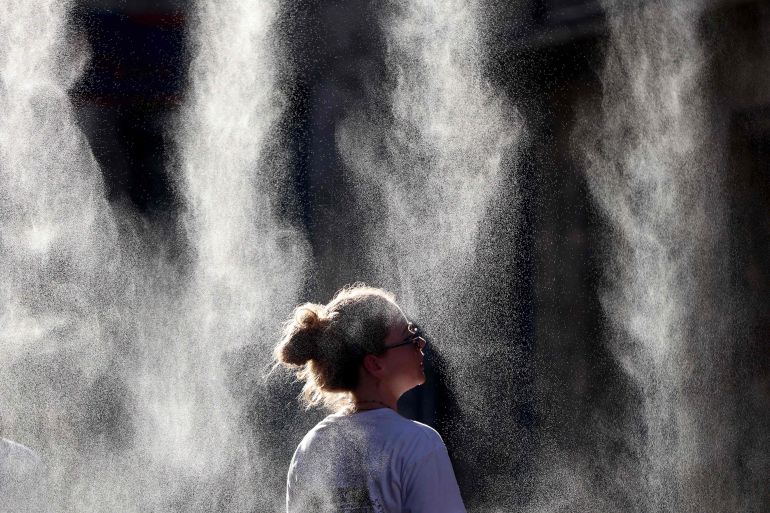 doc-b7tp3qg-1782116655 A woman cools off under a mist sprayer during the annual street music festival 'Fete de la Musique' during a heatwave in Bordeaux, southwestern France on June 21, 2026. Alcohol consumption banned in areas under red heatwave alert in France, outdoor sporting events canceled in Spain, warnings about “tropical nights” in Great Britain: Europe is preparing to face a heatwave that could break temperature records for the month of June. (Photo by ROMAIN PERROCHEAU / AFP) (الفرنسية)