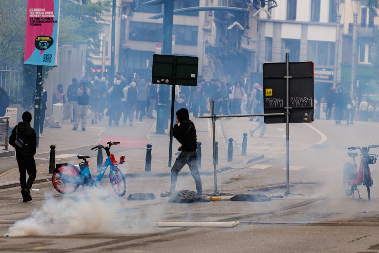 epa13015312 Tear gas fills the air as students and police clash during a demonstration against education reforms by the Brussels-Wallonia government in Brussels, Belgium, 04 June 2026. EPA/OLIVIER MATTHYS