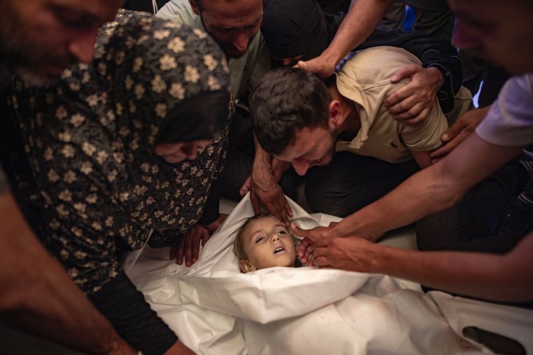 epa12992974 GRAPHIC CONTENT - A father mourns next to the body of his daughter inside the morgue of Nasser Hospital in Khan Yunis, southern Gaza Strip, 25 May 2026. According to medics at the hospital, a child and a woman were killed and several others injured after an Israeli airstrike struck a tent sheltering displaced people in the Al-Mawasi area of Khan Yunis. EPA/HAITHAM IMAD -- ATTENTION EDITORS: GRAPHIC CONTENT