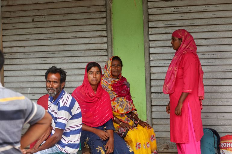 epa_6a2da0b1cfdf-1781375153 epa12998215 Bangladeshi migrants wait to cross into Bangladesh near the Hakimpur border in West Bengal, India, 27 May 2026. Hundreds have gathered along the frontier after state authorities intensified a 'detect, delete and deport' campaign targeting undocumented migrants and established district-level holding centers. EPA/PIYAL ADHIKARY