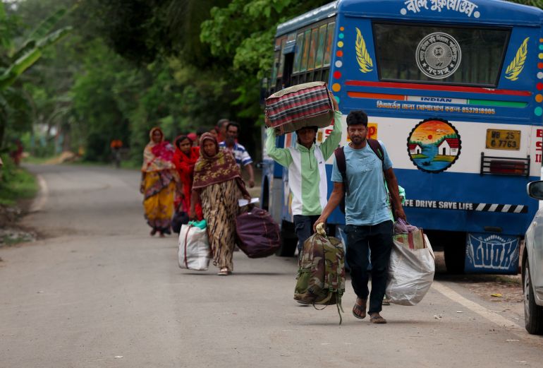 epa_6a2da0c5d7b3-1781375173 epa12998174 Bangladeshi migrants arrive at the immigration checkpoint near the Hakimpur border in West Bengal, India, 27 May 2026. Hundreds have gathered along the frontier after state authorities intensified a 'detect, delete and deport' campaign targeting undocumented migrants and established district-level holding centers. EPA/PIYAL ADHIKARY