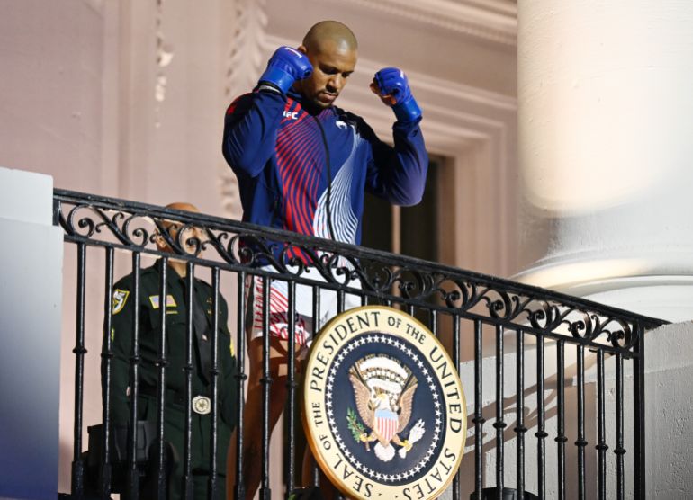 epa_6a2fa3a63af8-1781506982 epaselect epa13037952 Alex Pereira of Brazil poses on the Blue Room balcony before his interim heavyweight title bout against Ciryl Gane of France during the 'UFC Freedom 250' event on the South Lawn of the White House in Washington, DC, USA, 14 June 2026. The mixed martial arts event is being held as part of US President Donald Trump's 80th birthday weekend activities. EPA/ANNABELLE GORDON / POOL