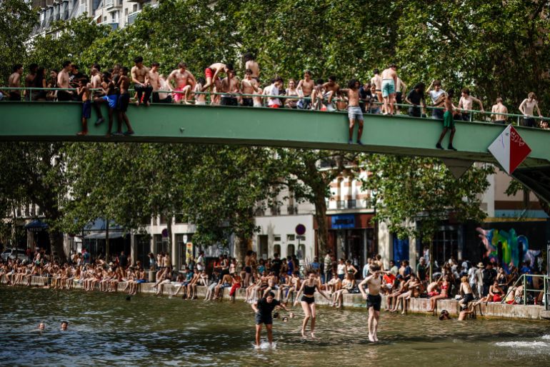 epa_6a37811720db-1782022423 epa13052287 Youths jump from a bridge to cool off in the Canal Saint-Martin, in Paris, France, 20 June 2026. An intense heatwave is gripping Western and Central Europe, pushing temperatures far above seasonal norms for mid-June. EPA/YOAN VALAT