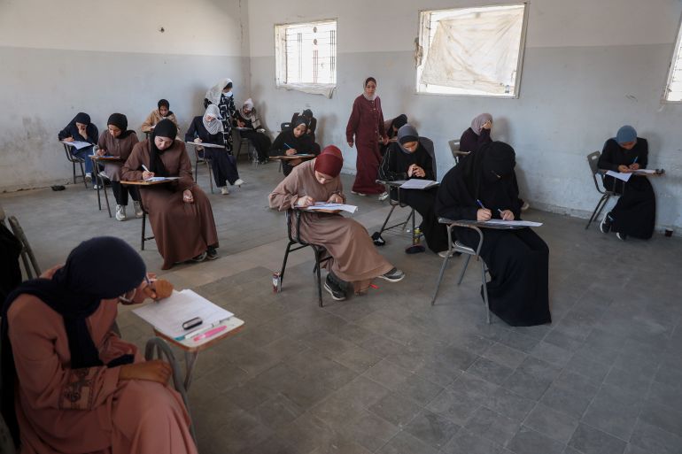 gaza-15-1780426582 للمرة الأولى منذ بدء الإبادة الإسرائيلية بقطاع غزة في أكتوبر/ تشرين الأول 2023، التحق طلبة الثانوية العامة في المعاهد الأزهرية، الثلاثاء، بامتحاناتهم النهائية حضوريا بإشراف كامل من مشيخة "الأزهر الشريف" في مصر. وتوجه مئات الطلبة من مختلف مناطق القطاع إلى مقر المعاهد الأزهرية بمدينة غزة لأداء أول امتحان ضمن اختبارات تستمر لأسبوعين، بعد وصول الأسئلة إلكترونياً من مشيخة الأزهر في القاهرة، فيما ستُرسل أوراق الإجابات إلى مصر لتصحيحها واعتماد نتائجها. ( Abdalhkem Abu Riash - وكالة الأناضول )