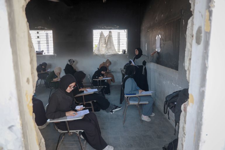 gaza-5-1780426552 للمرة الأولى منذ بدء الإبادة الإسرائيلية بقطاع غزة في أكتوبر/ تشرين الأول 2023، التحق طلبة الثانوية العامة في المعاهد الأزهرية، الثلاثاء، بامتحاناتهم النهائية حضوريا بإشراف كامل من مشيخة "الأزهر الشريف" في مصر. وتوجه مئات الطلبة من مختلف مناطق القطاع إلى مقر المعاهد الأزهرية بمدينة غزة لأداء أول امتحان ضمن اختبارات تستمر لأسبوعين، بعد وصول الأسئلة إلكترونياً من مشيخة الأزهر في القاهرة، فيما ستُرسل أوراق الإجابات إلى مصر لتصحيحها واعتماد نتائجها. ( Abdalhkem Abu Riash - وكالة الأناضول )