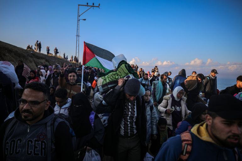 عودة النازحين الفلسطينيين مشيا على الأقدام من جنوب قطاع غزة إلى شماله عبر محور "نتساريم" ومن خلال شارع الرشيد اعتبارا من الساعة 07:00 صباحًا بالتوقيت المحلي. ( Ali Jadallah - وكالة الأناضول )