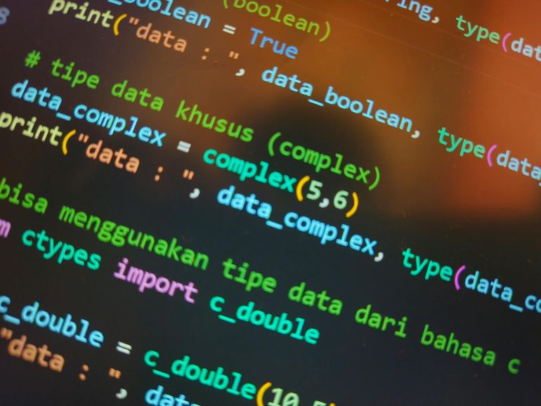 بفضل ميزة الهندسة العكسية الثنائية، يستطيع GPT-5.4-Cyber تحليل البرمجيات الخبيثة واكتشاف الثغرات الصفرية التي قد تعجز عنها العين البشرية (بكسلز)